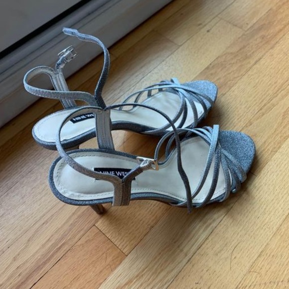 Silver heels - Picture 2 of 3